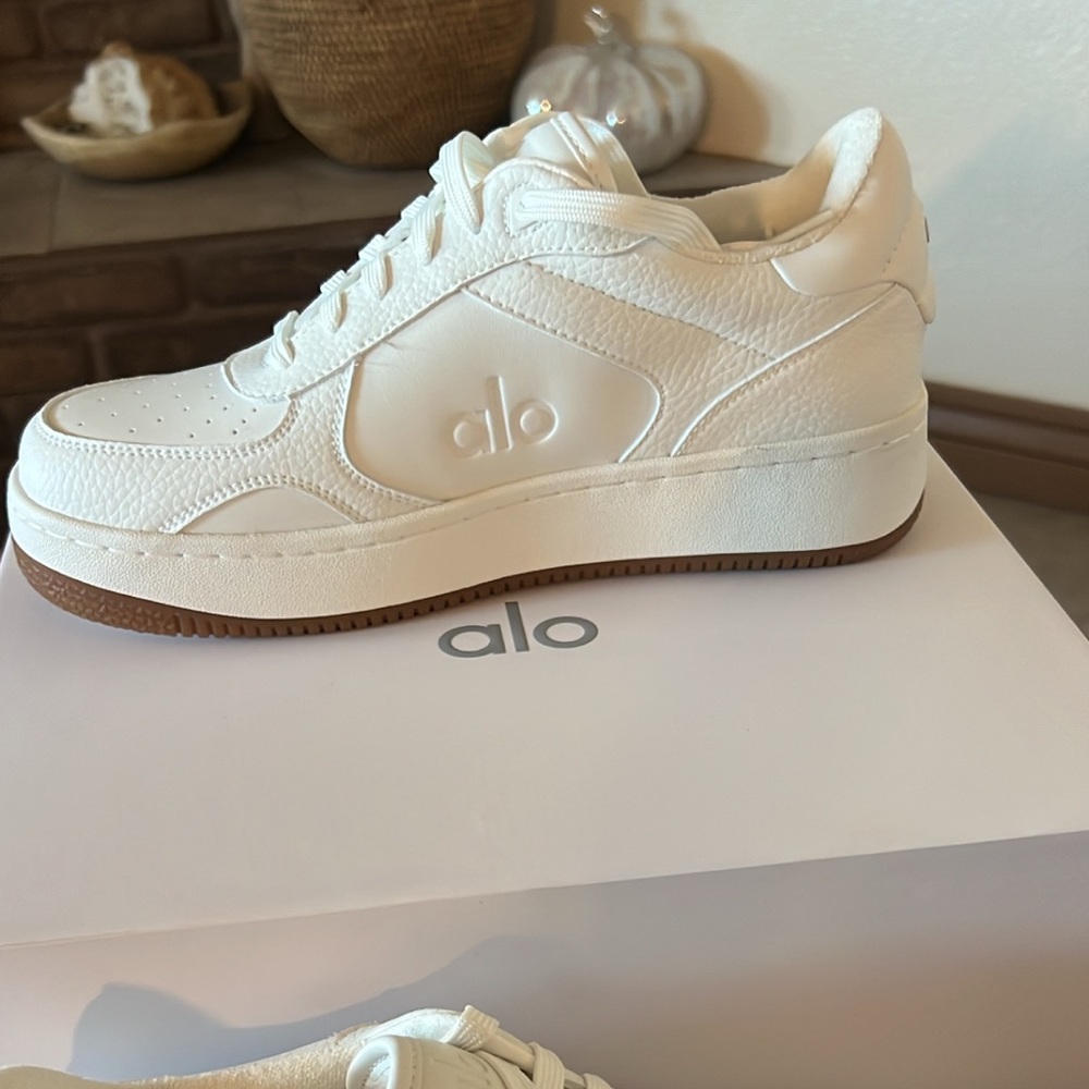 Alo shoes size 8, brand new never worn